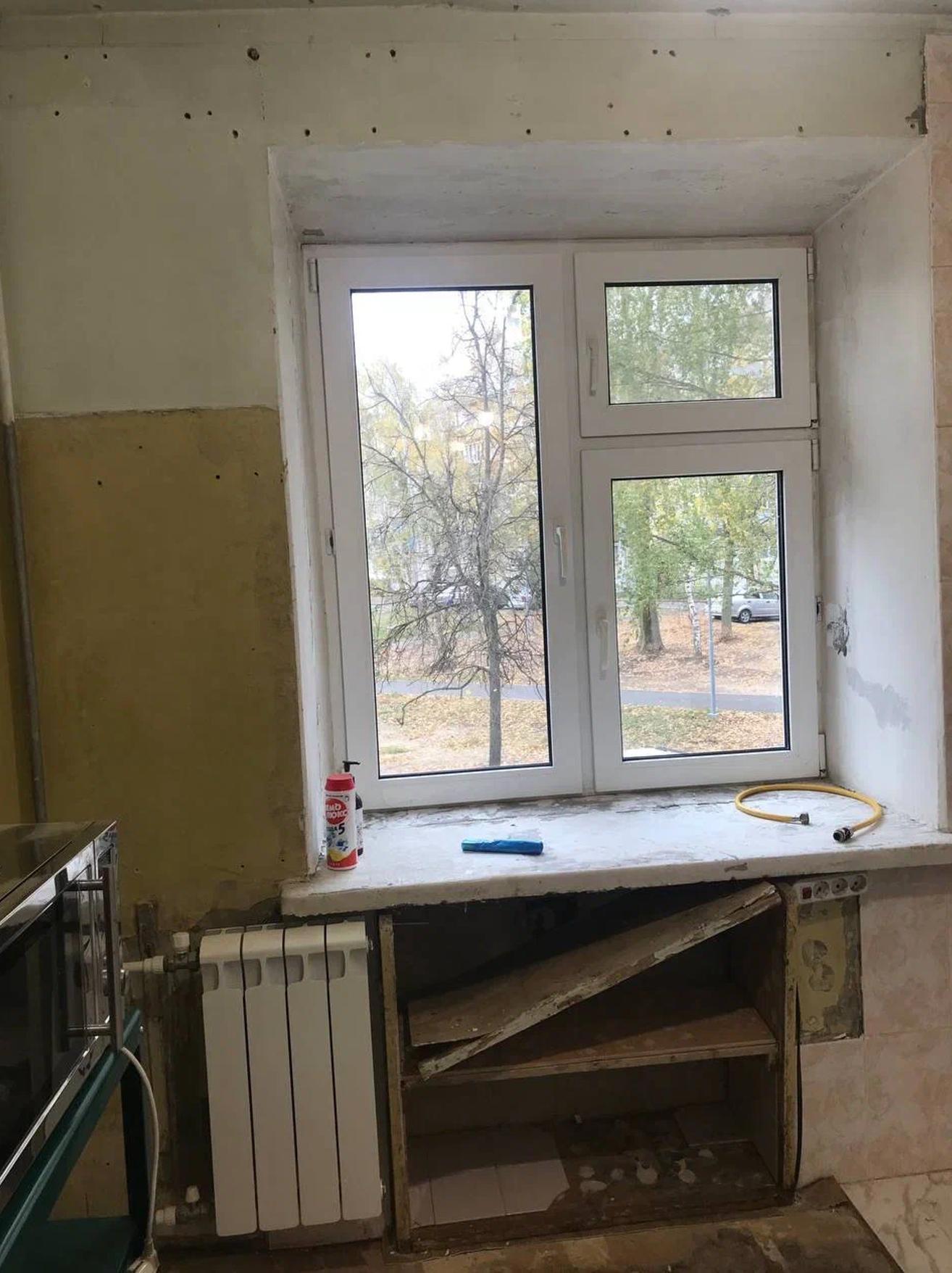Кухня до ремонта: окно с подоконником, демонтированная тумба